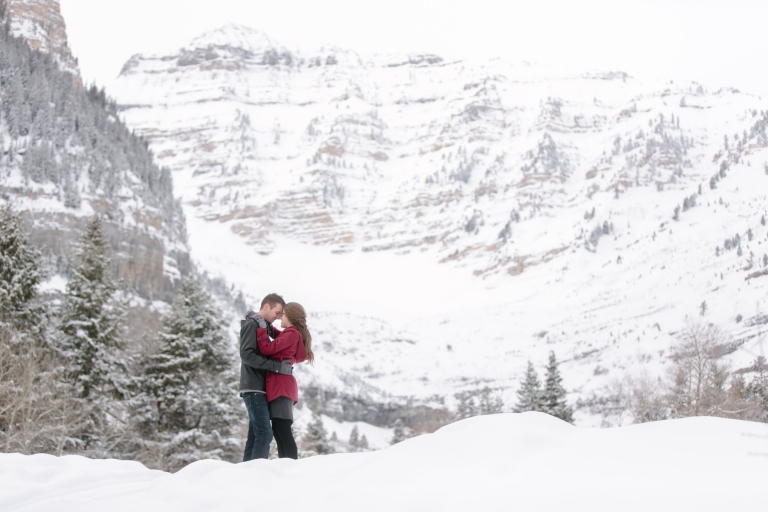 EK-Studios-Utah-Wedding-Photographers-Winter-engaements-in-the-mountains-utah011-Blog(pp_w768_h512)
