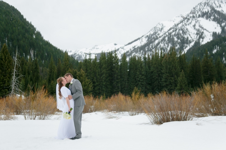 EK-Studios-Utah-Wedding-Photographers-Bridals-in-the-woods-pines017-Blog(pp_w768_h512)