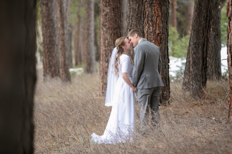 EK-Studios-Utah-Wedding-Photographers-Bridals-in-the-woods-pines020-Blog(pp_w768_h512)