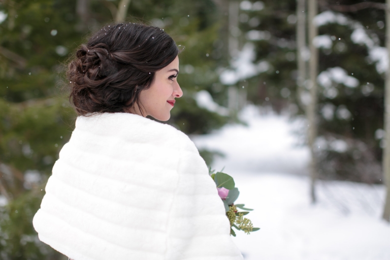 EK-Studios-Utah-Wedding-Photographers-Winter-Bridals-in-the-mountians-woods003-Blog(pp_w768_h512)