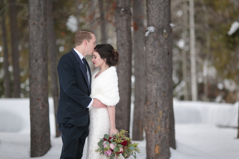 EK-Studios-Utah-Wedding-Photographers-Winter-Bridals-in-the-mountians-woods012-Blog(pp_w768_h512)