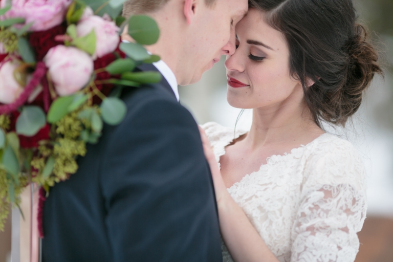 EK-Studios-Utah-Wedding-Photographers-Winter-Bridals-in-the-mountians-woods013-Blog(pp_w768_h512)