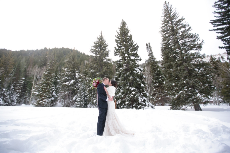 EK-Studios-Utah-Wedding-Photographers-Winter-Bridals-in-the-mountians-woods021-Blog(pp_w768_h512)