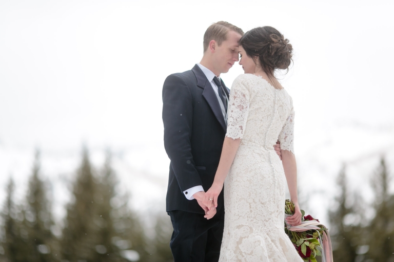 EK-Studios-Utah-Wedding-Photographers-Winter-Bridals-in-the-mountians-woods024-Blog(pp_w768_h512)