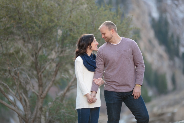 EK-Studios-Utah-Wedding-Photographers-Winter-Engagements-Mountains-UT019-Blog(pp_w768_h512)
