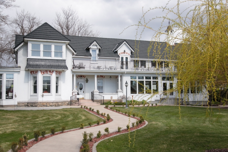 EK-Studios-Utah-Wedding-Photographers-Bountiful-Temple-Wedding-Chantilly-Mansion-Wedding-Reception026-Blog1(pp_w768_h512)