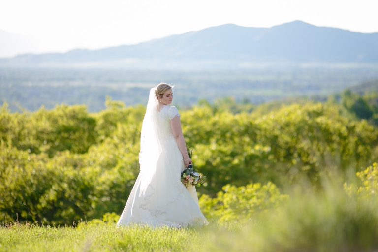 EK-Studios-Utah-Wedding-Photographers-Nature-Bridals-in-a-meadow-city-overlook007-Blog(pp_w768_h512)