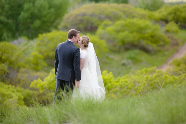EK-Studios-Utah-Wedding-Photographers-Nature-Bridals-in-a-meadow-city-overlook013-Blog(pp_w768_h512)