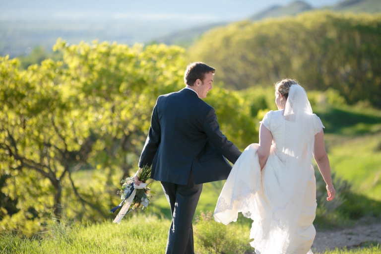 EK-Studios-Utah-Wedding-Photographers-Nature-Bridals-in-a-meadow-city-overlook016-Blog(pp_w768_h512)