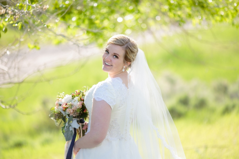 EK-Studios-Utah-Wedding-Photographers-Nature-Bridals-in-a-meadow-city-overlook020-Blog(pp_w768_h512)
