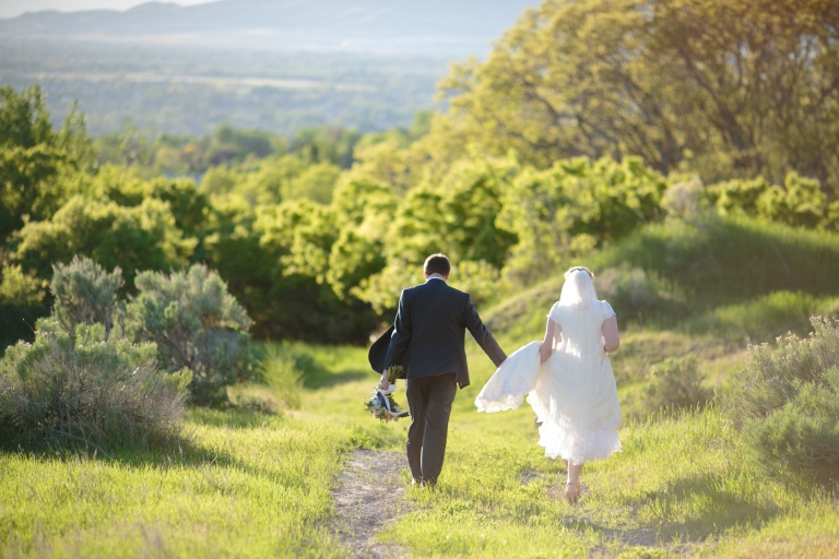 EK-Studios-Utah-Wedding-Photographers-Nature-Bridals-in-a-meadow-city-overlook028-Blog(pp_w768_h512)
