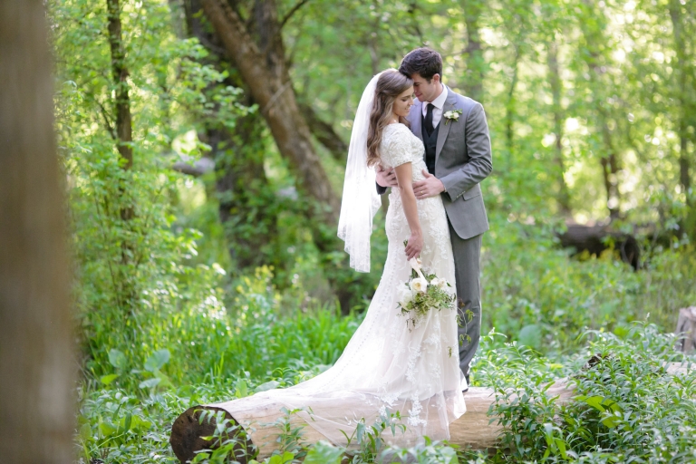EK-Studios-Utah-Wedding-Photographers-Provo-wedding-photographer-Bridals-in-a-grove018-Blog(pp_w768_h512)
