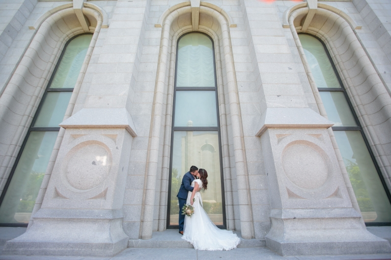 EK-Studios-Utah-Wedding-Photographers-Salt-Lake-Temple-Wedding-Photography-backyard-reception022-Blog(pp_w768_h512)