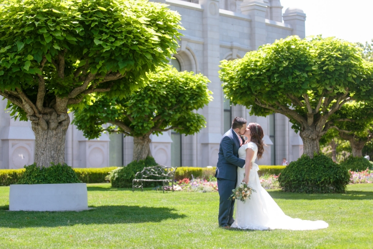 EK-Studios-Utah-Wedding-Photographers-Salt-Lake-Temple-Wedding-Photography-backyard-reception024-Blog(pp_w768_h512)