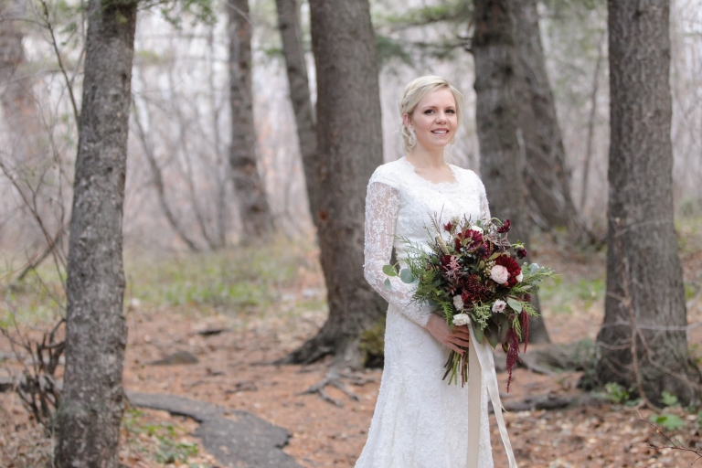 EK-Studios-Utah-Wedding-Photographers-Bridals-in-the-woods-pines-winter-dark-red-floral020-Blog(pp_w768_h512)