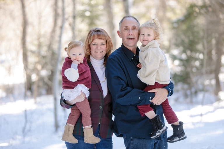 Winter-Family-Photos-Pines-snow-mountains-Utah-family-Photography-014-Blog(pp_w768_h512)