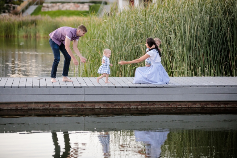 Family-Photos-on-a-Dock-Utah-Photographer-11(pp_w768_h512)